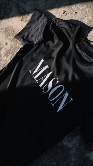 Футболка AM с надписью MASON, спина и рукава из сетки (черный/белый)